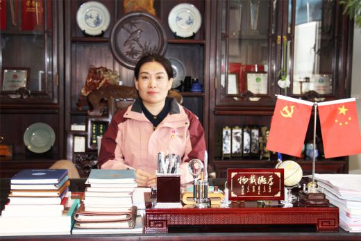 巾帼何须让须眉，百般红紫斗芳菲