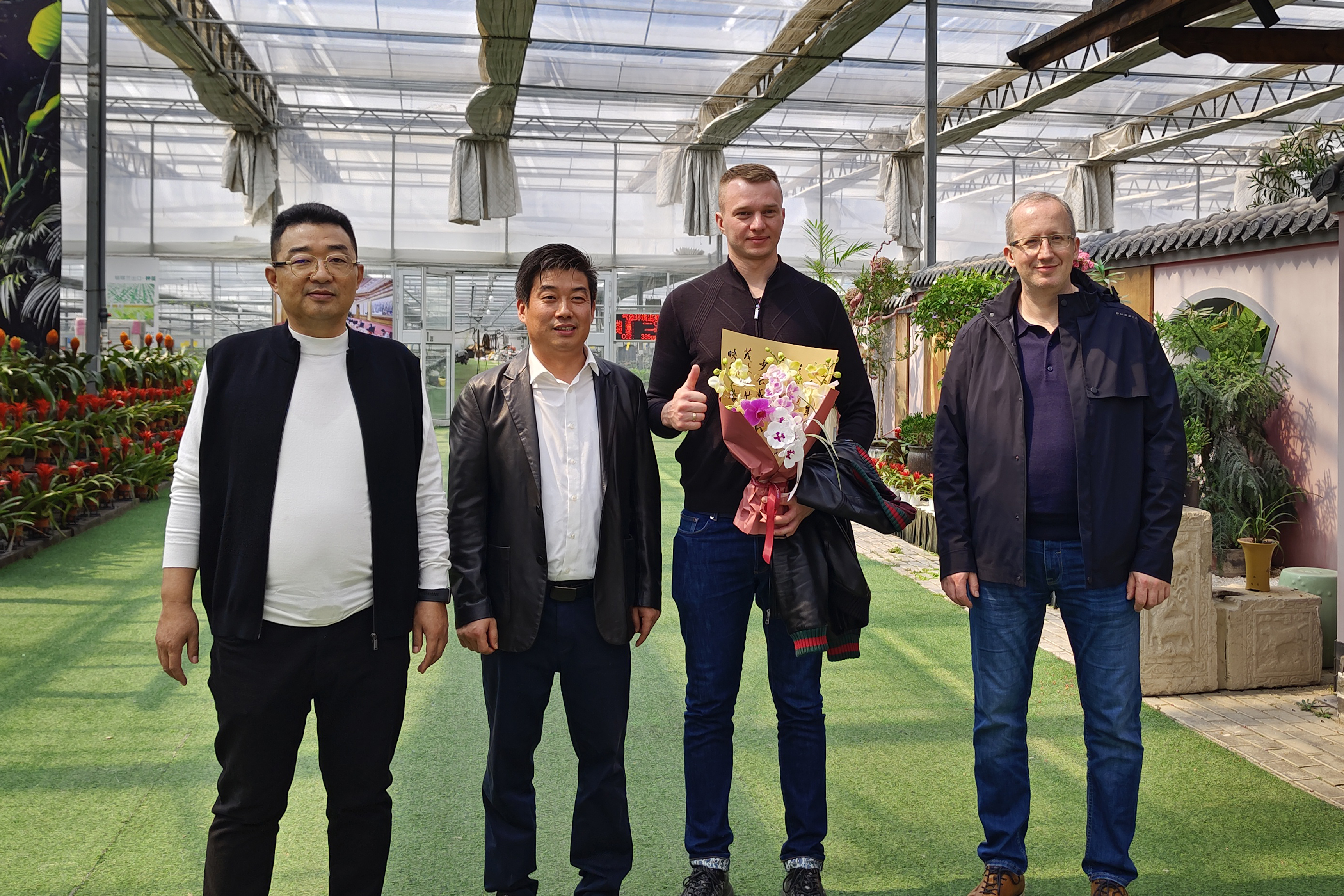 俄罗斯客商莅临亚泰花卉考察，共拓花卉产业新机遇