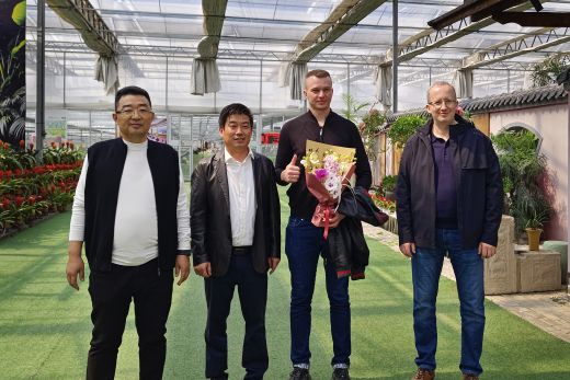 俄罗斯客商莅临亚泰花卉考察，共拓花卉产业新机遇